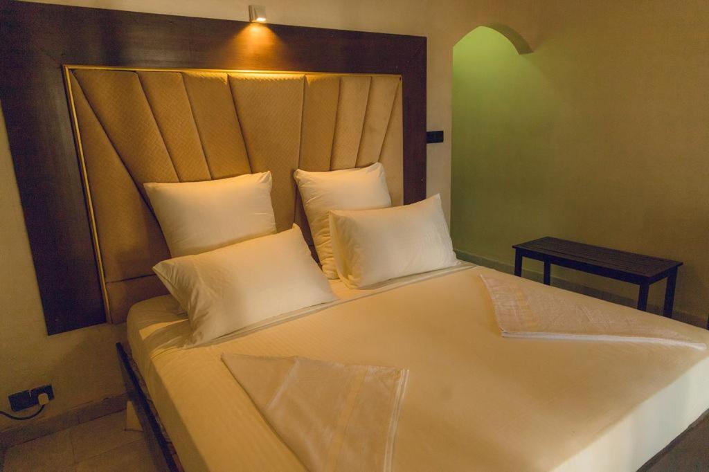 נגומבו Romantic Garden Hotel מראה חיצוני תמונה